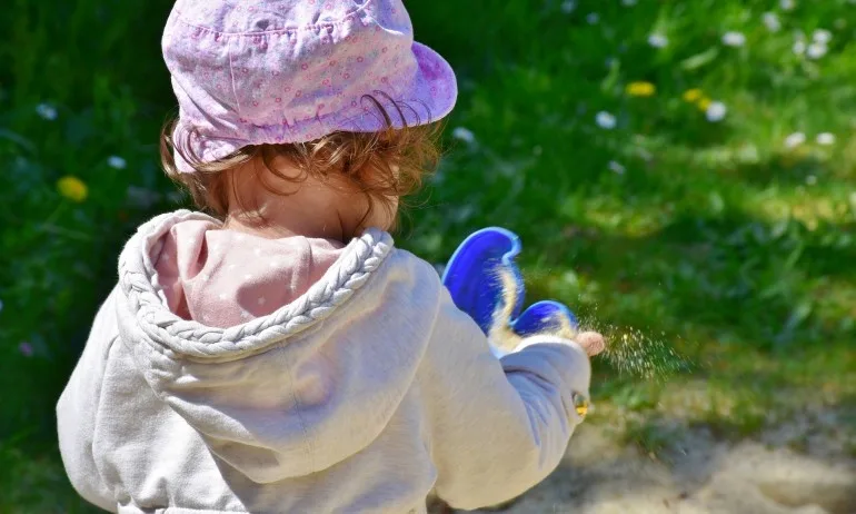 Възпитателка в частна ясла изостави 2-годишно само на слънце с часове - Tribune.bg