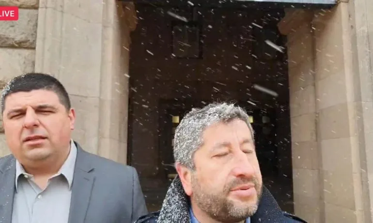 Мирчев и Иванов под снега: Не можем да го докажем, но Домусчиев е взел летището - Tribune.bg