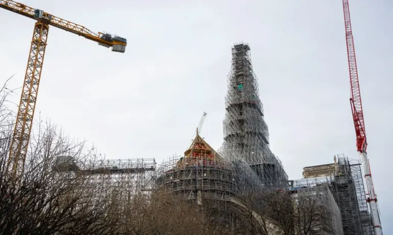 Франция започва да демонтира скелето на Нотр Дам - Tribune.bg