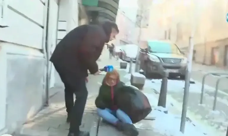 Жена счупи ръката си на поледиците в София, докато телевизия прави репортаж за опасните тротоари (ВИДЕО) - Tribune.bg