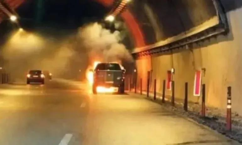 Кола гори в тунел Витиня - Tribune.bg