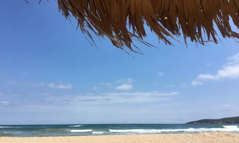 Трима души бяха спасени от удавяне в неохраняемата зона на плаж Корал - Tribune.bg