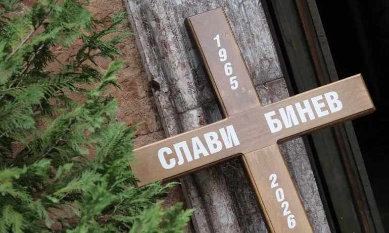 Близките си взеха последно сбогом със Слави Бинев (СНИМКИ) - Tribune.bg