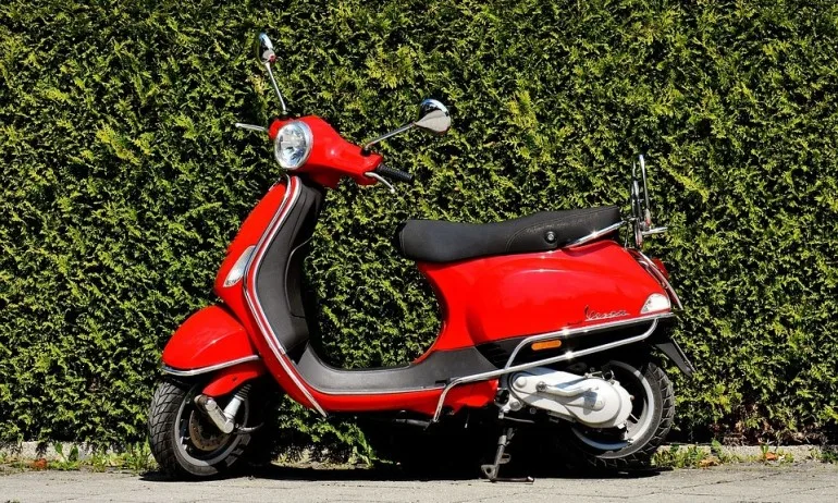 В жегата немец кара мотопед само по каска и сандали - Tribune.bg