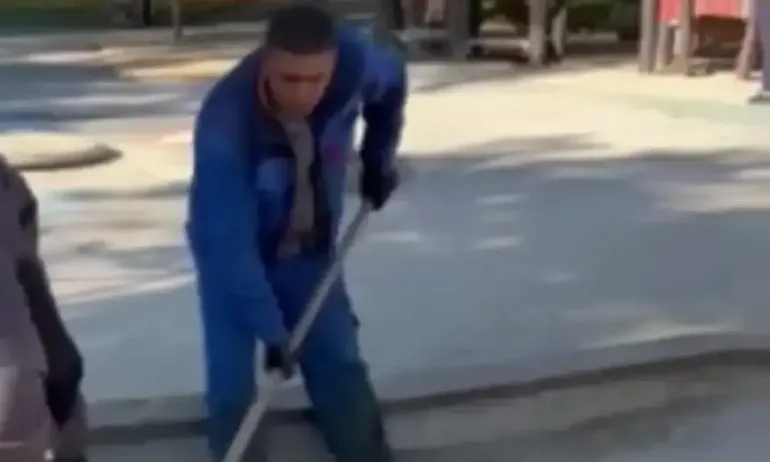 Работници откраднаха пясък от детска площадка, за да ремонтират павета на булевардЦар Борис Трети - Tribune.bg