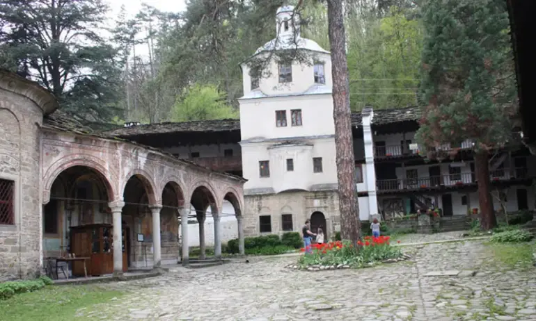 Започна храмовият празник на Троянската света обител Успение Богородично - Tribune.bg