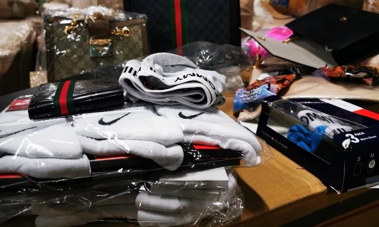 Митничарите хванаха над 27 хил. нелегални облекла и аксесоари - Tribune.bg