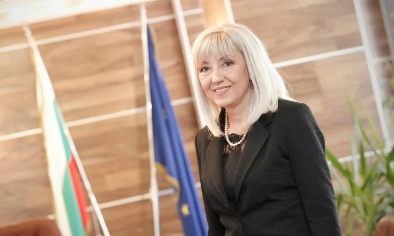 Аврамова: Още догодина рехабилитацията на пътищата ще е със средства от тол такси - Tribune.bg