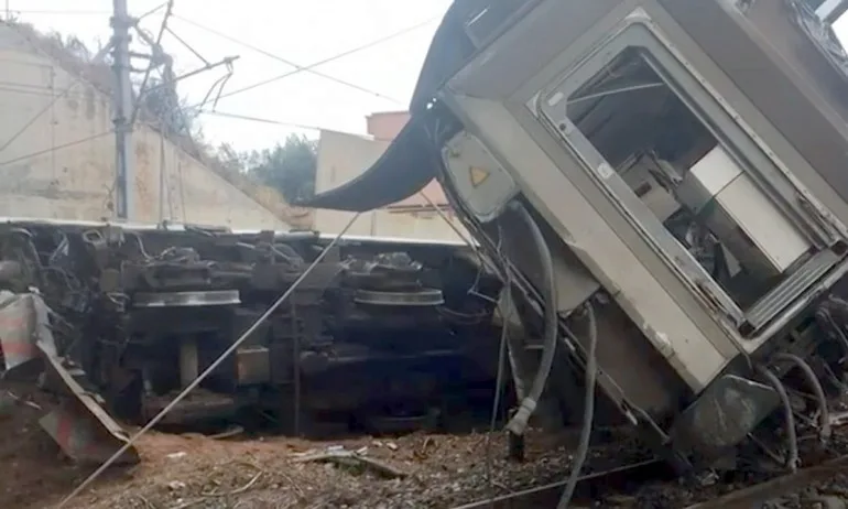 Влак дерайлира в Мароко, има загинали - Tribune.bg