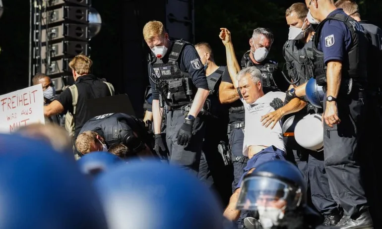 Германската полиция разгони протестиращи срещу ограниченията заради COVID-19 (ВИДЕО) - Tribune.bg
