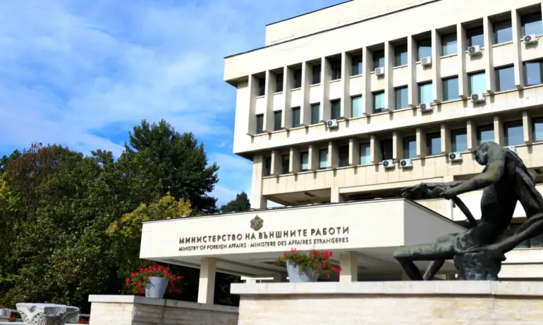 МВнР: За момента няма планиран полет, който да изпратим за евакуация на още българи от Израел - Tribune.bg