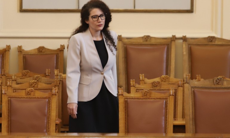 Димчев: Като награда за справяне с бежанците и Български пощи Константинова щяла да оглави нова мегаагенция - Tribune.bg