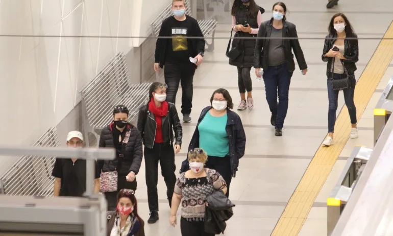 В София: Непълнолетните в мол – само с пълнолетен придружител, възрастите пазаруват в зелени коридори - Tribune.bg