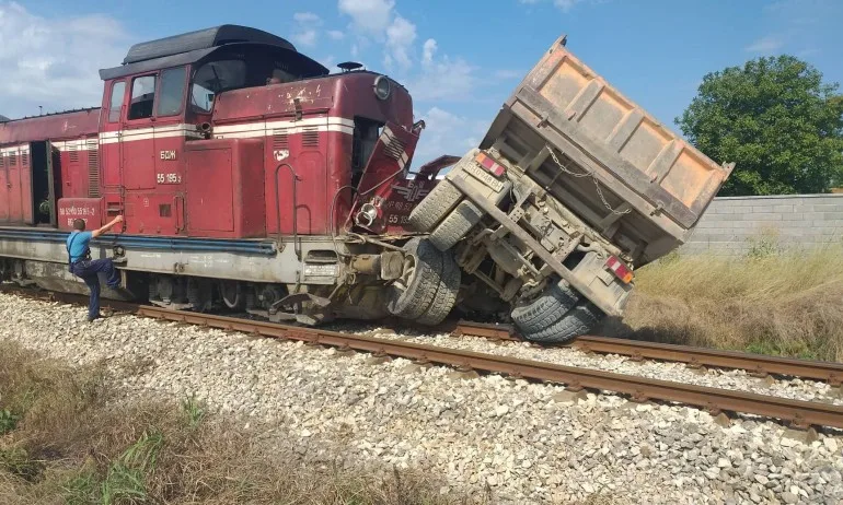 Пътнически влак удари камион с плевенска регистрация, по чудо няма жертви (СНИМКИ) - Tribune.bg