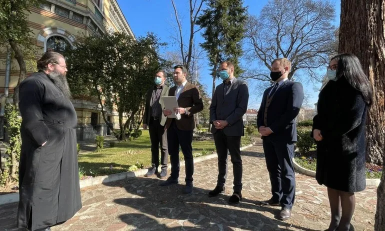 Младежи от ГЕРБ внесоха писмо до Синода, искат отговор за сатанинските акции на Дионисий - Tribune.bg