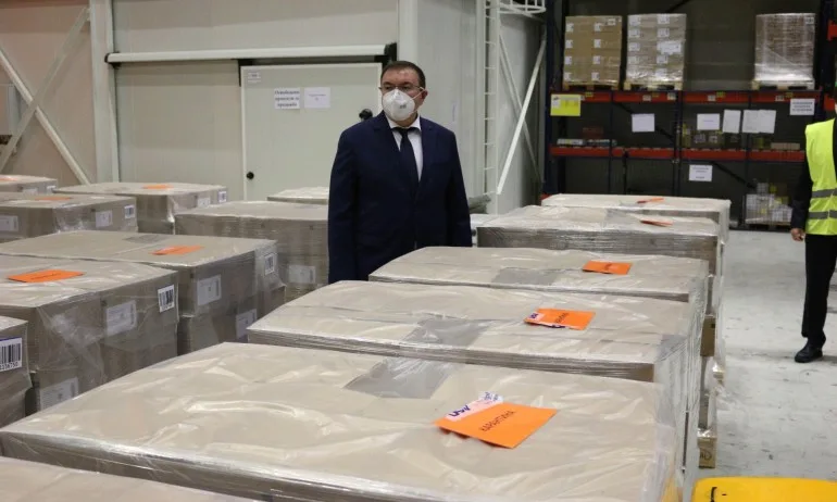 Проф. Ангелов прие доставка на 300 000 дози хепарин, проблемът с недостига е решен - Tribune.bg