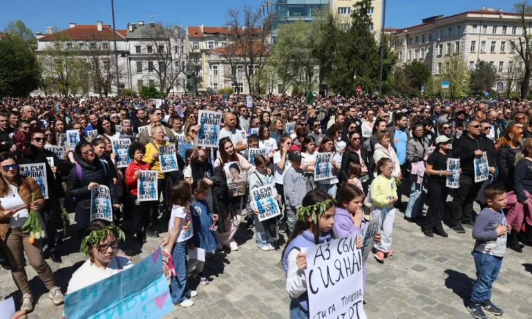 Молитва за Сияна и хиляди на протест: Животът на децата ни не струва условна присъда - Tribune.bg