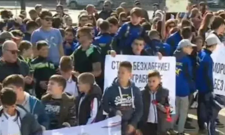 Спортни клубове на протест заради затварянето на басейн във Варна - Tribune.bg