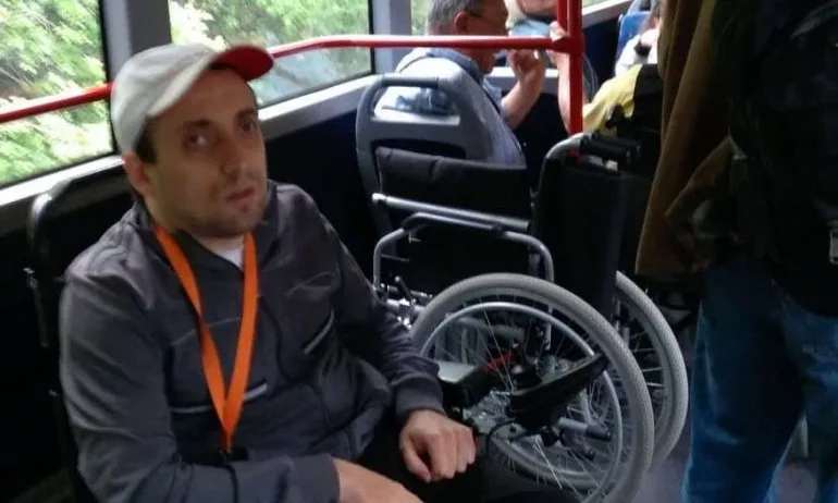 Момче с увреждания се разграничи от Системата ни убива - Tribune.bg