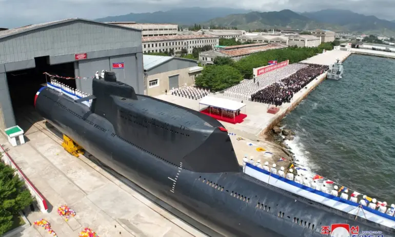Северна Корея спусна на вода първата си ядрена подводница (СНИМКИ) - Tribune.bg
