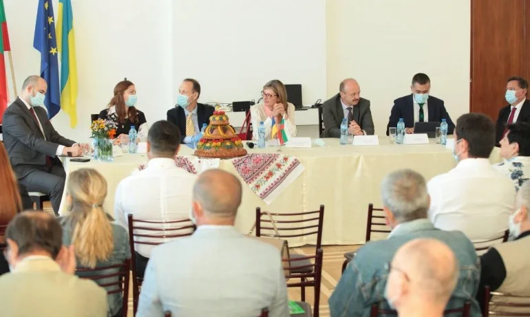 Екатерина Захариева се срещна с представители на българската общност в Украйна - Tribune.bg