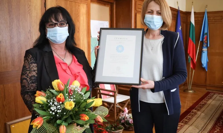 Фандъкова връчи грамота на ватманка, помогнала за спасяване на таксиметров шофьор - Tribune.bg
