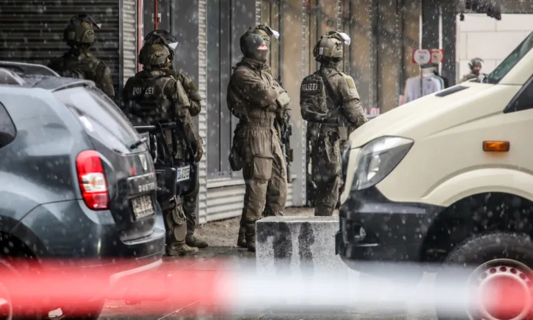 Въоръжен мъж уби майка си и взе заложници в Дрезден - Tribune.bg