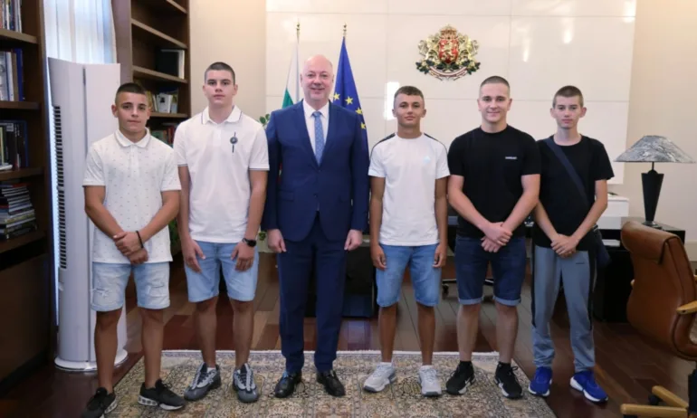 Премиерът посрещна младежите, които гасиха пожарите: Показват скромен, тих, непретенциозен героизъм - Tribune.bg