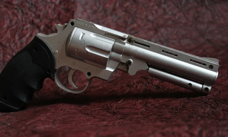 Мъж се е опитал да извади оръжие сред посрещащи Новата година в Бургас - Tribune.bg