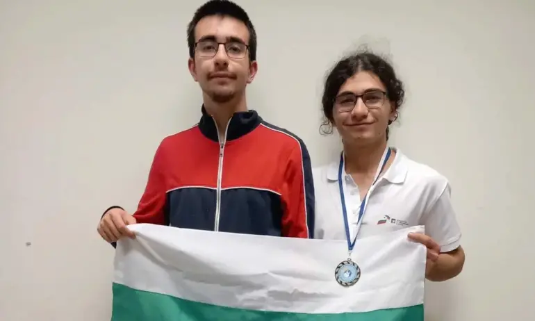 Единадесетокласник от Русе спечели сребърен медал от Международната олимпиада по философия в Хелзинки - Tribune.bg