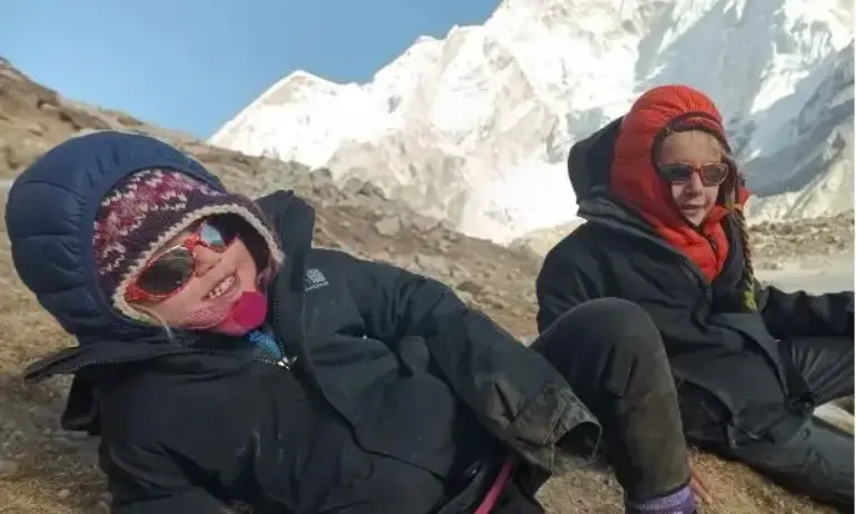 Рекорд: 4-годишно момиченце от Чехия стигна до базовия лагер на Еверест - Tribune.bg