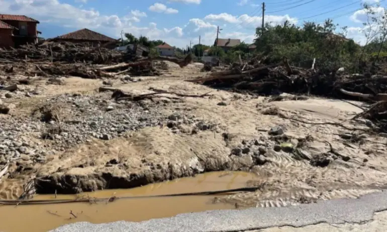 Наводнението отнесе един ред от гробищния парк в с. Ребърково - Tribune.bg