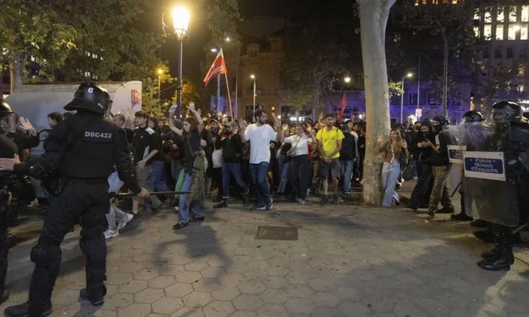 Сблъсъци при протест в Барселона срещу жилищната криза (СНИМКИ) - Tribune.bg