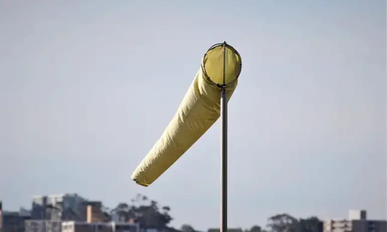 Опасно силен вятър и днес, температурите падат - Tribune.bg