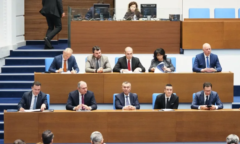 Вотът на недоверие - отложен с половин час - Tribune.bg