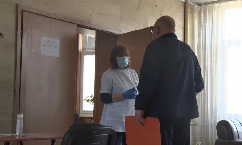 Ваксинират членовете на СИК в Пловдив през целия уикенд - Tribune.bg