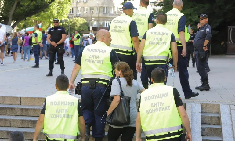 Полицаите, проверявани за употребена сила при протестите, са временно отстранени - Tribune.bg