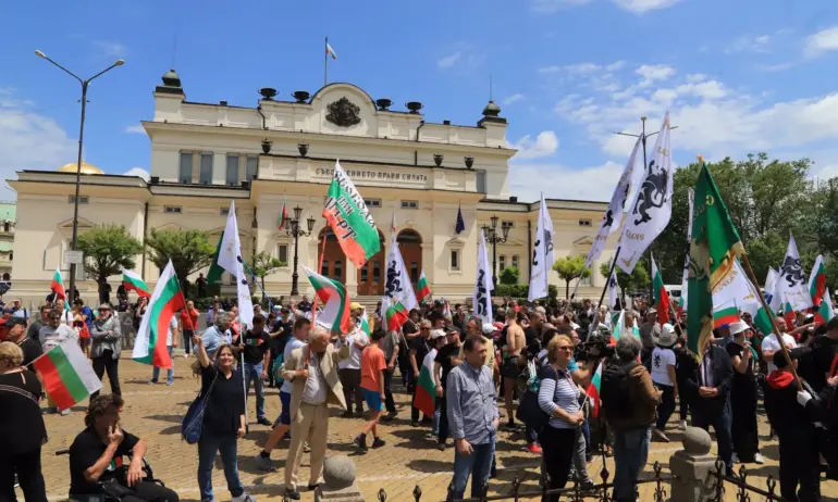 Възраждане и Левицата протестират за оставка на правителството и срещу джендър обучението - Tribune.bg