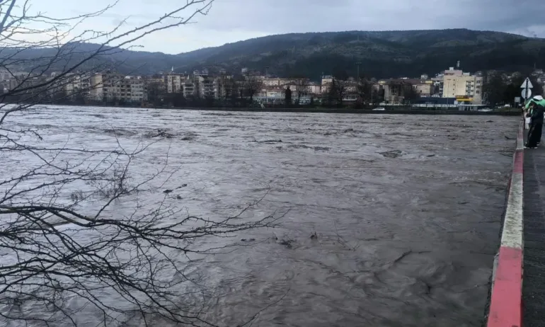 Възстановяването на щетите в Кърджалийско продължава, водата засега не е годна за пиене - Tribune.bg