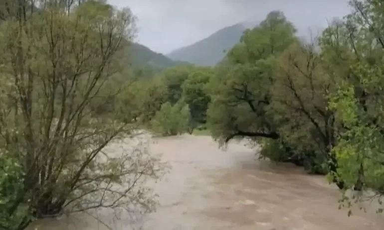 След преливането на реки в Тетевен работи кризисен щаб и започна изграждането на диги - Tribune.bg
