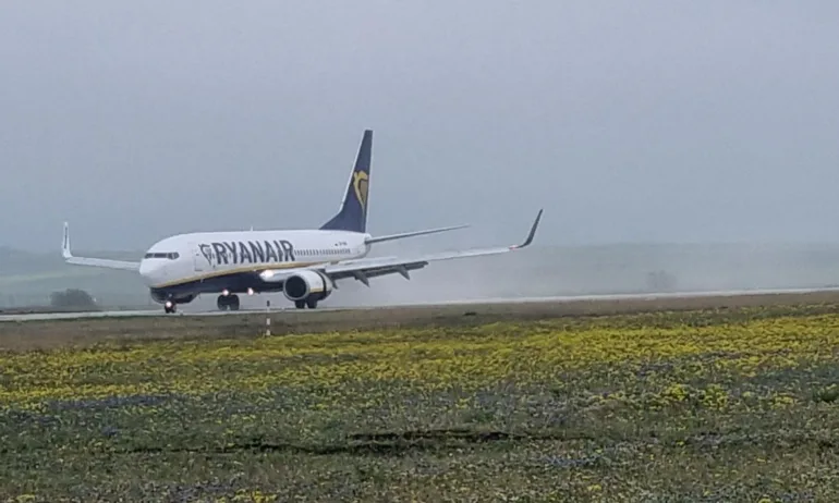 Ryanair обясни защо свали българско семейство с трудноподвижно дете от самолет - Tribune.bg