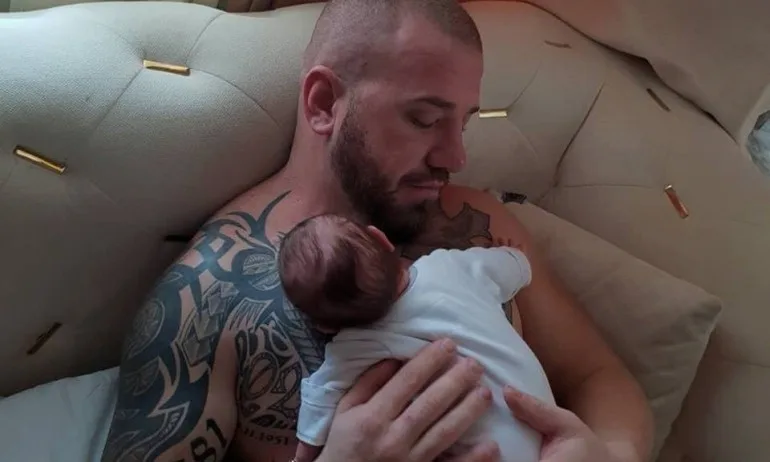 Ловеца на мигранти Динко показа бебето си - Tribune.bg