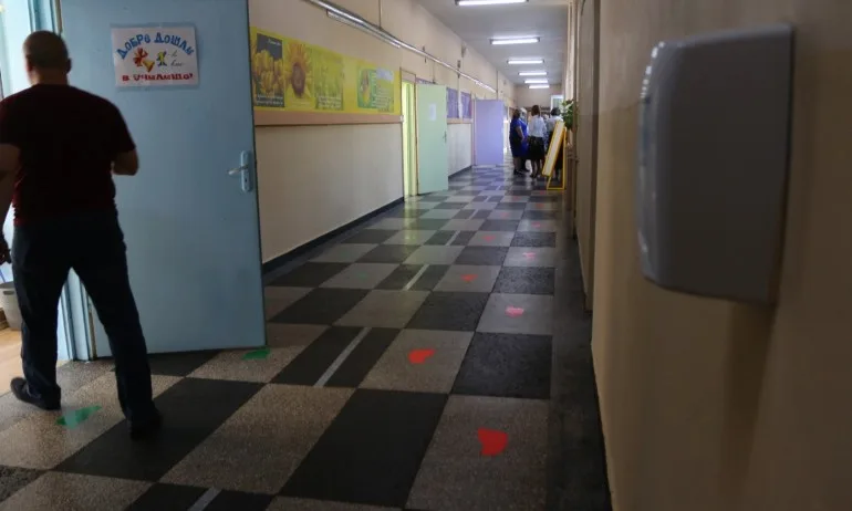 Учениците от прогимназията и гимназията задължително с маска в час - Tribune.bg