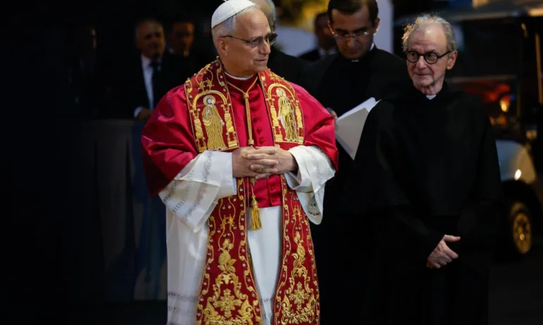 Папа Лъв XIV с омофора от България във Ватиканските градини - Tribune.bg