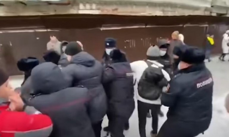 Над 6 400 души арестувани на антивоенните протести в Русия - Tribune.bg