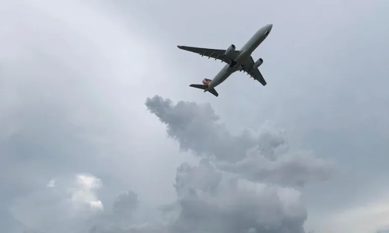 Двигател на български самолет избухна във въздуха в Италия, пилотът го е приземил успешно - Tribune.bg