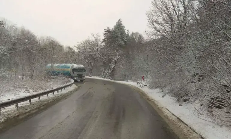 Възстановено е движението на автомобили до 12 тона през прохода Предел - Tribune.bg