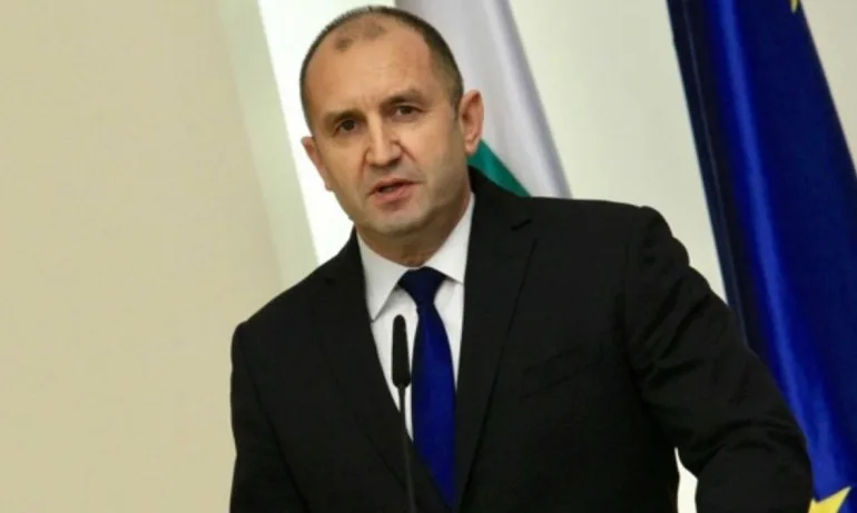 Румен Радев увеличи охраната от НСО при срещите с народа, блъскат журналисти при неудобни въпроси (ВИДЕО) - Tribune.bg