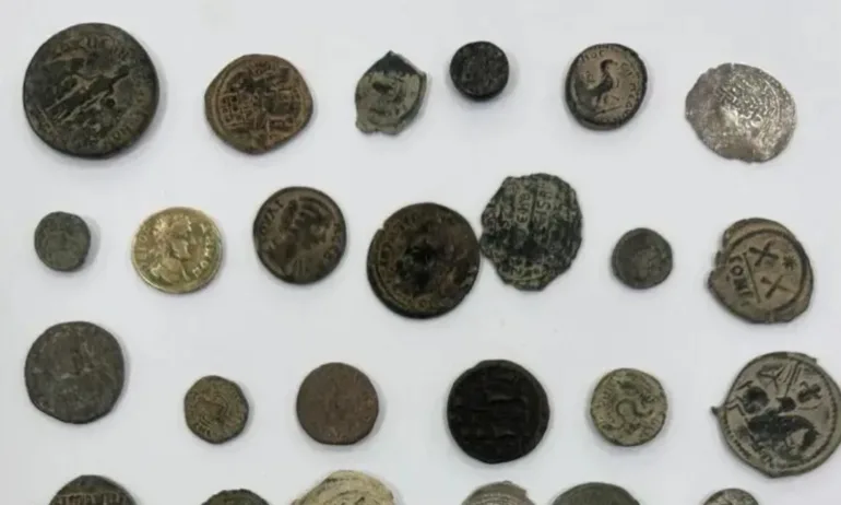 Задържаха 307 старинни монети на Капитан Андреево - Tribune.bg