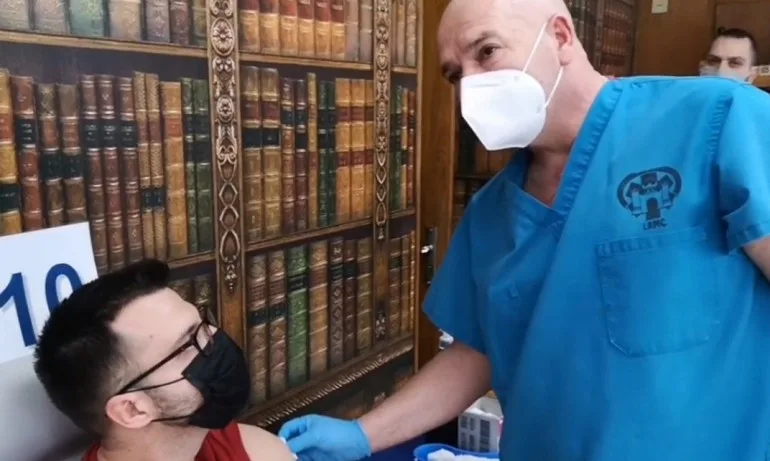 Проф. Мутафчийски: Всеки, който иска, може да се ваксинира във ВМА - Tribune.bg